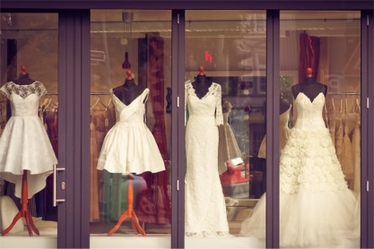 Schaufenster mit unterschiedlichen Brautkleidern