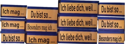 Mauer aus Kartons mit Aufschrift