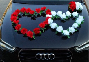 Doppelherz aus weißen und roten Rosen als Autodekoration