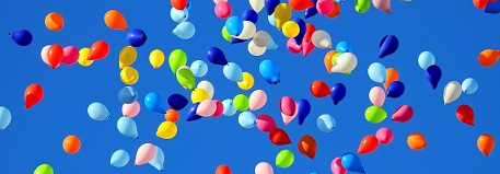 Luftballons fliegen in den Hochzeitshimmel