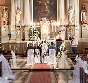 Brautpaar und Trauzeugen sitzen am Altar