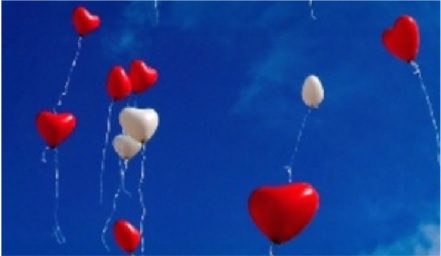 Heliumballons in herzform fliegen