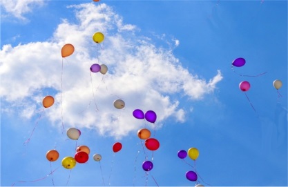Heliumballons am Himmel