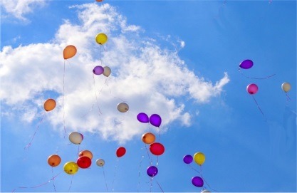Heliumballons am Himmel