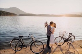 Brautpaar mit Fahrrädern