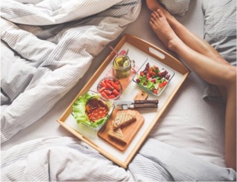 Tablett mit Frühstück im Bett