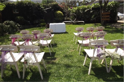 Altar und Stühle bei der Gartenhochzeit