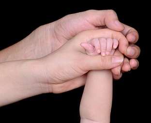 Kleine Hand in großer Hand