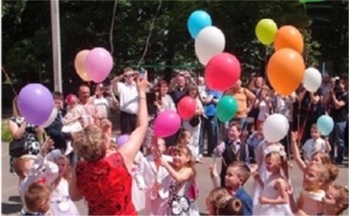 Kinder mit Heliumballons