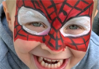 Kind als Spiderman g geschminkt