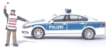 Polizist mit Stopp-Kelle