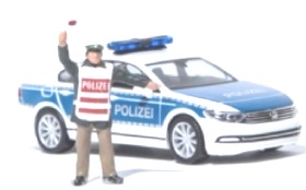Polizeitauto und Verkehrspolizist