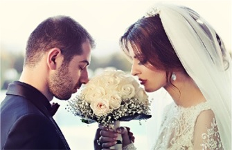 Brautpaar mit Brautstrauß